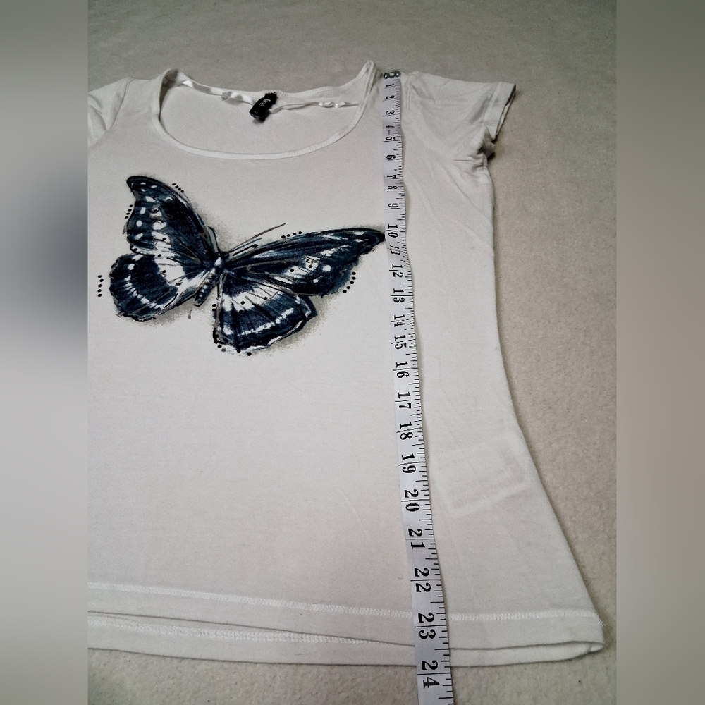 Chic White Butterfly Print Tee - Picture 5 of 5